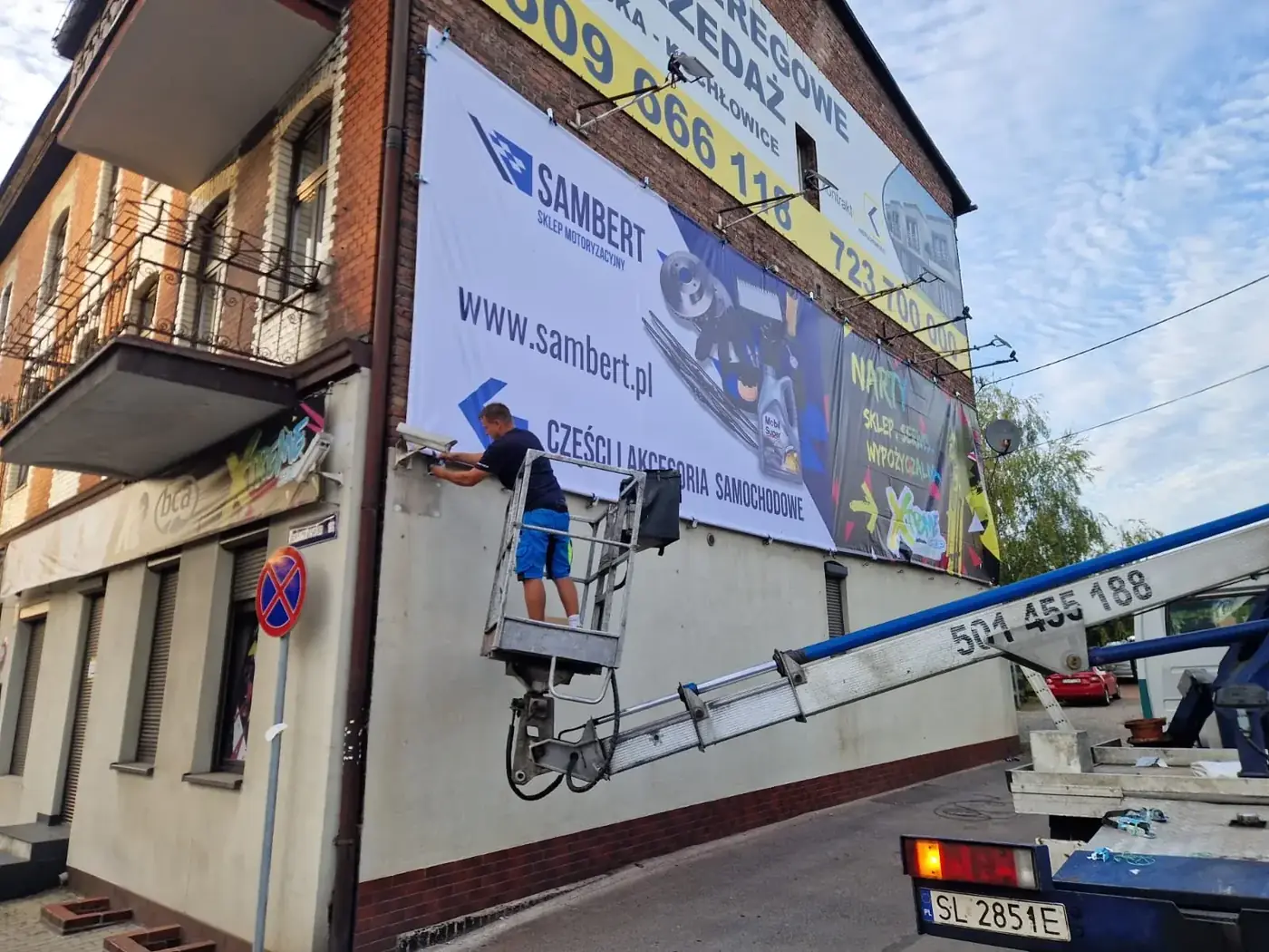 Baner na elewacji budynku