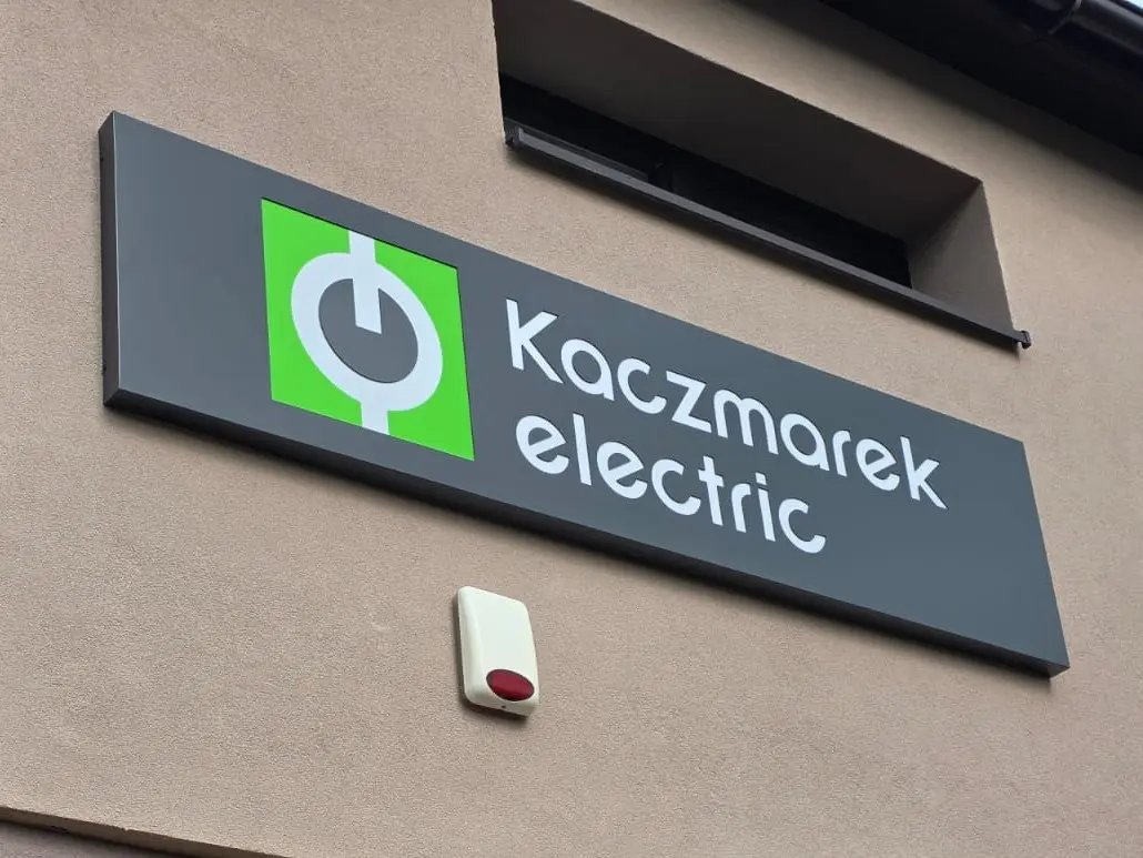 Kaseton z dibondu Kaczmarek Electric