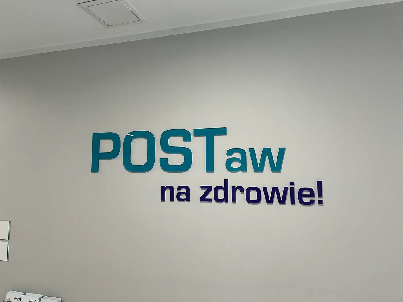 Litery przestrzenne we wnętrzu