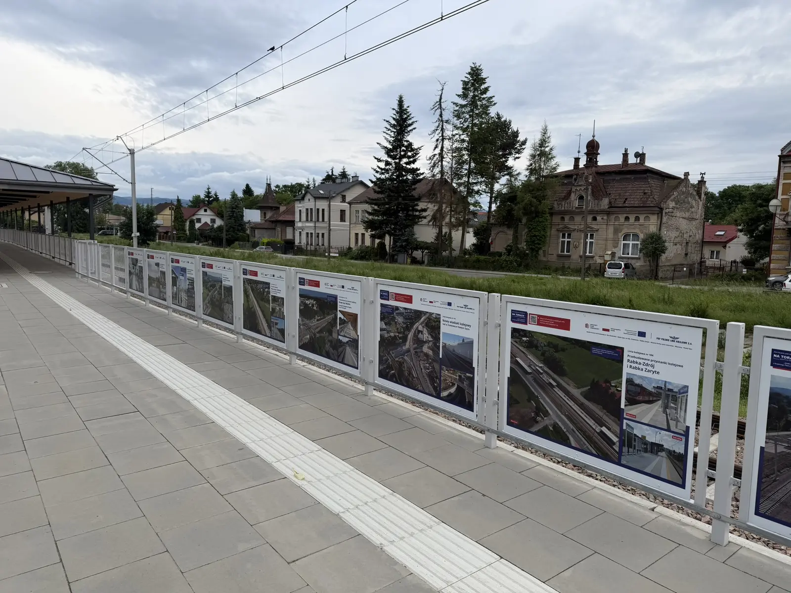 Tablice informacyjne na dworcu w Nowym Sączu