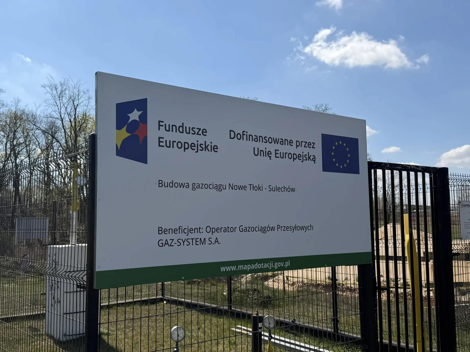 Tablica unijna GAZ-SYSTEM na ogrodzeniu inwestycji